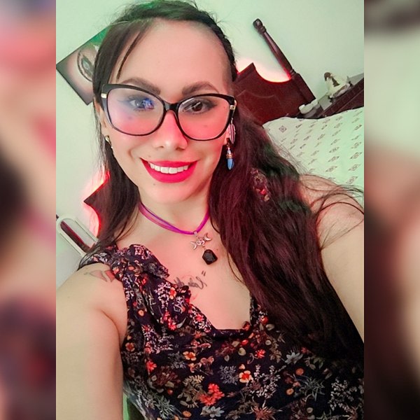 Sex Chat Host Alondraramos - Latina with good conversation and curves