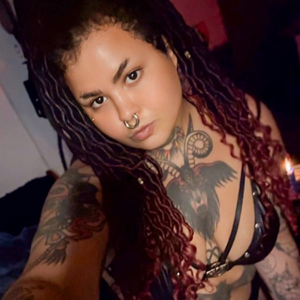 Sex Chat Host Noctyra - Goth bbw of your dreams.
