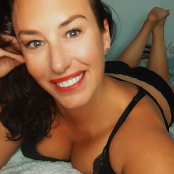 Sex Chat Host Moniquestar - Hi I'm Monique! I'm a British, 40-year-old busty brunette!
