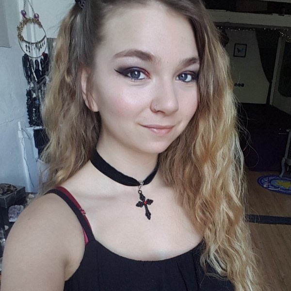 Sex Chat Host Ciri - Playful 25 y/o sexology nerd loves deep talks & entertaining