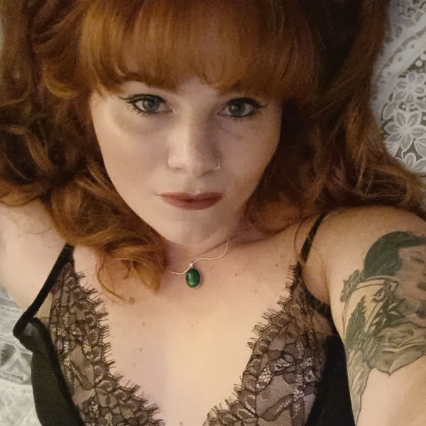 Sex Chat Host Elliered - Naughty Red Head Here Waiting To Be Turned on By YOU
