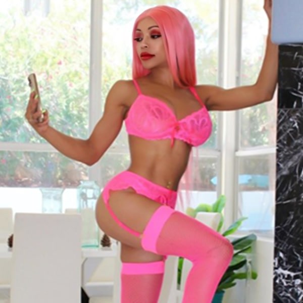 Sex Chat Host Eatsweetness - I'm a sexy exotic goddess who wants to hear your fantasies!