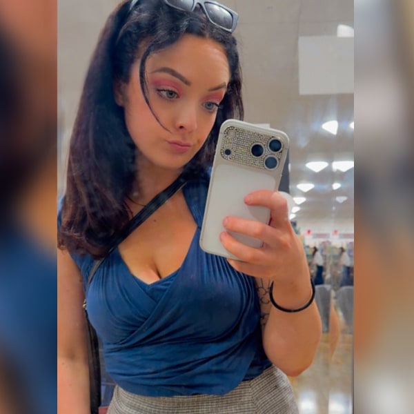 Sex Chat Host Serena - confident & looking for the right connection