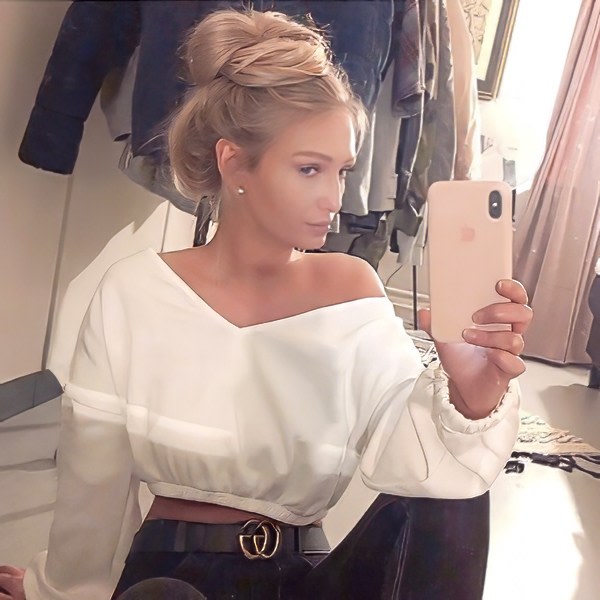 Sex Chat Host Consie - I’m new here and can’t wait to have some fun ;)
