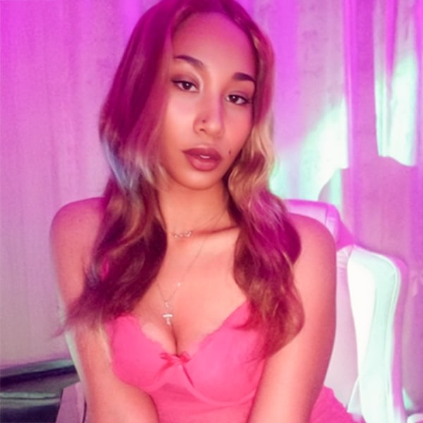 Sex Chat Host Lucyamara - Let’s talk, get comfortable, and see where the vibe goes