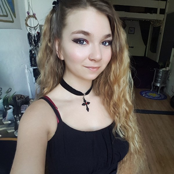 Sex Chat Host Ciri - Playful 25 y/o sexology nerd loves deep talks & entertaining