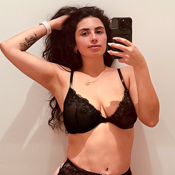 Sex Chat Host Esmec - Feminine, powerful, and impossible to forget or replace.