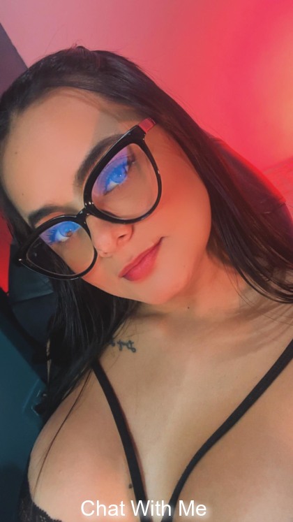 Red light, soft lips and eyes that know exactly what they want.  And you ? do you know what you want?😏💋