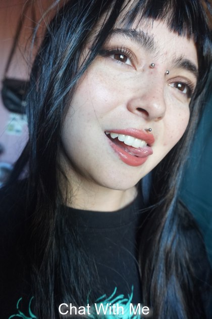 A close up of my pretty face, with clothes ;) i dont have much of those!