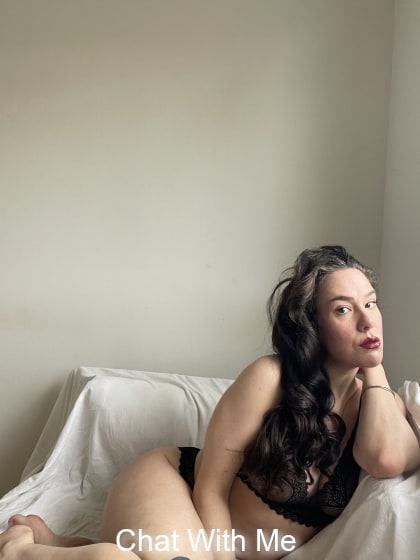 Enjoy me me in black lingerie and pinup hair on the sofa...