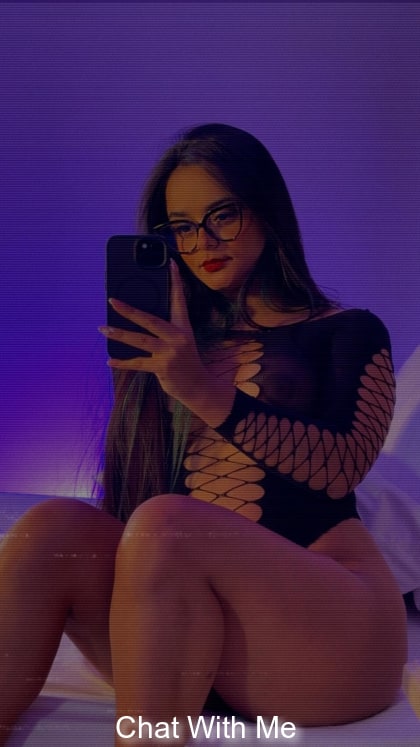 Between violet lights and bad decisions... here the problem begins 😈