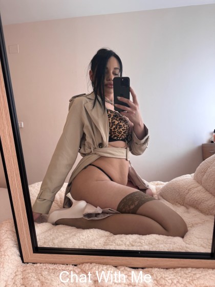 I wanna be your boss dressed like that with lingerie under the coat and to play with you