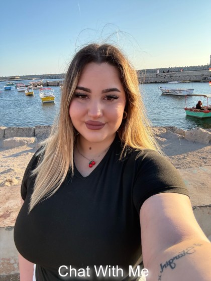 I live to travel around the world and giving positive energy 