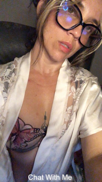  mi tatuaje guarda una historia, mi mirada otra… cada detalle refleja la mezcla de fuerza y delicadeza que me define. 🌸✨