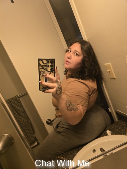 loved the lighting and mirror in this bathroom