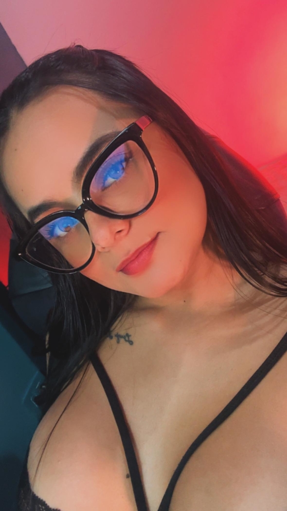 Red light, soft lips and eyes that know exactly what they want.  And you ? do you know what you want?😏💋