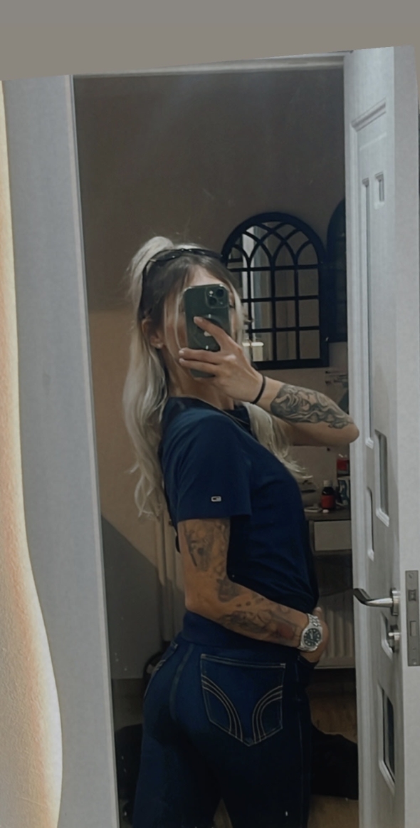 Mirror mirror ond the wall whos the prettiest of them all