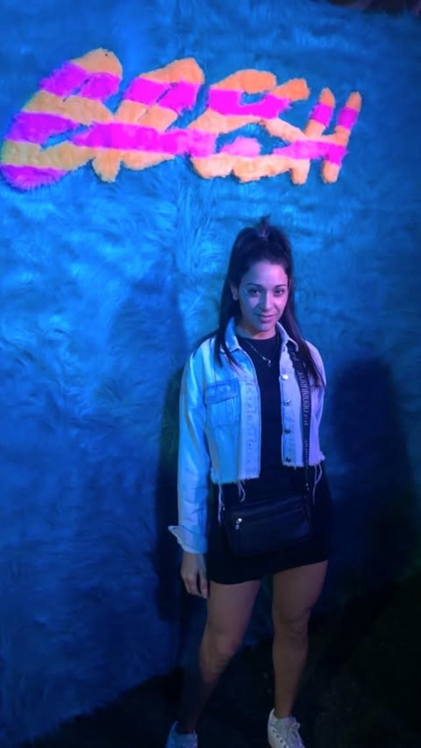 “Sonrío mucho… y no solo para las fotos 😉.”