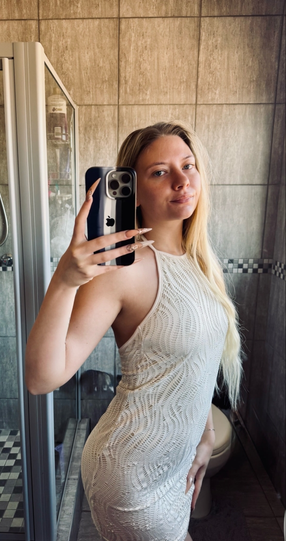 There is just something about mirror selfies