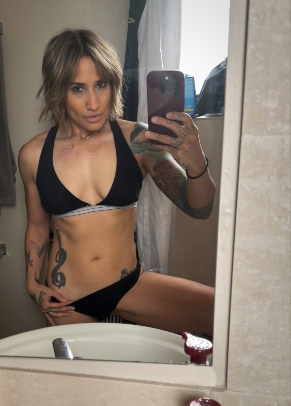 Who else is horny af after a hot shower 