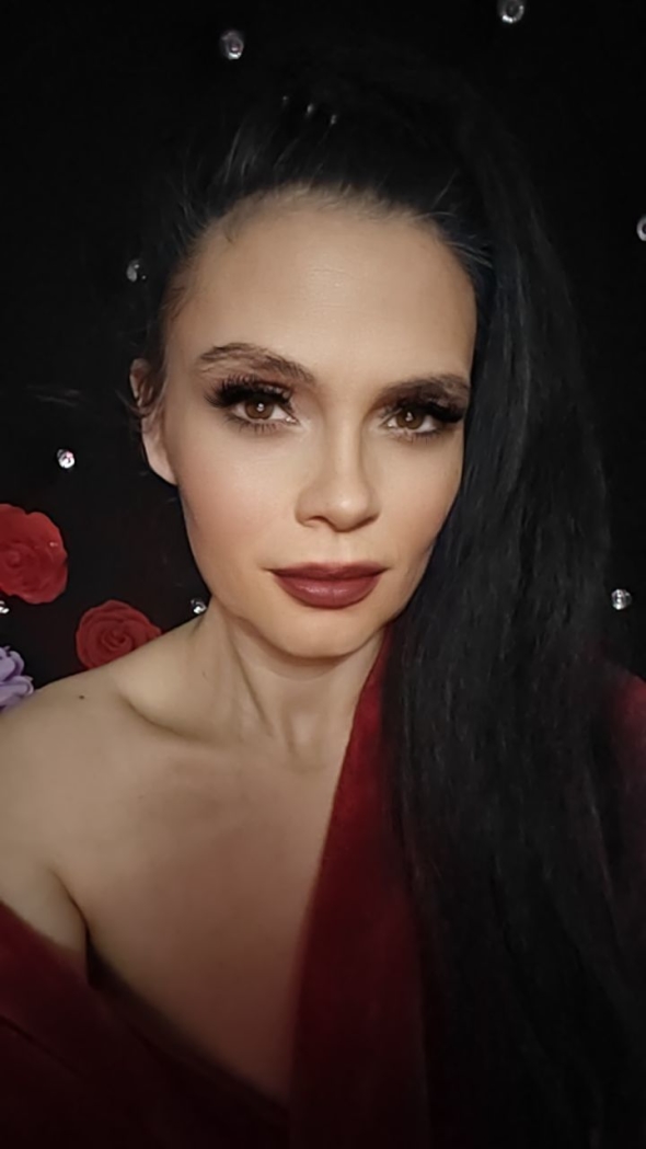 A late-night mood, a confident look, and a little bit of magic.