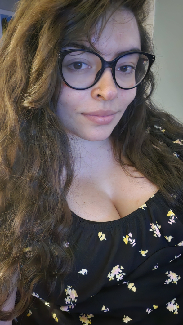 Do you like long hair white skin hourglass figure big ass and big boobs
