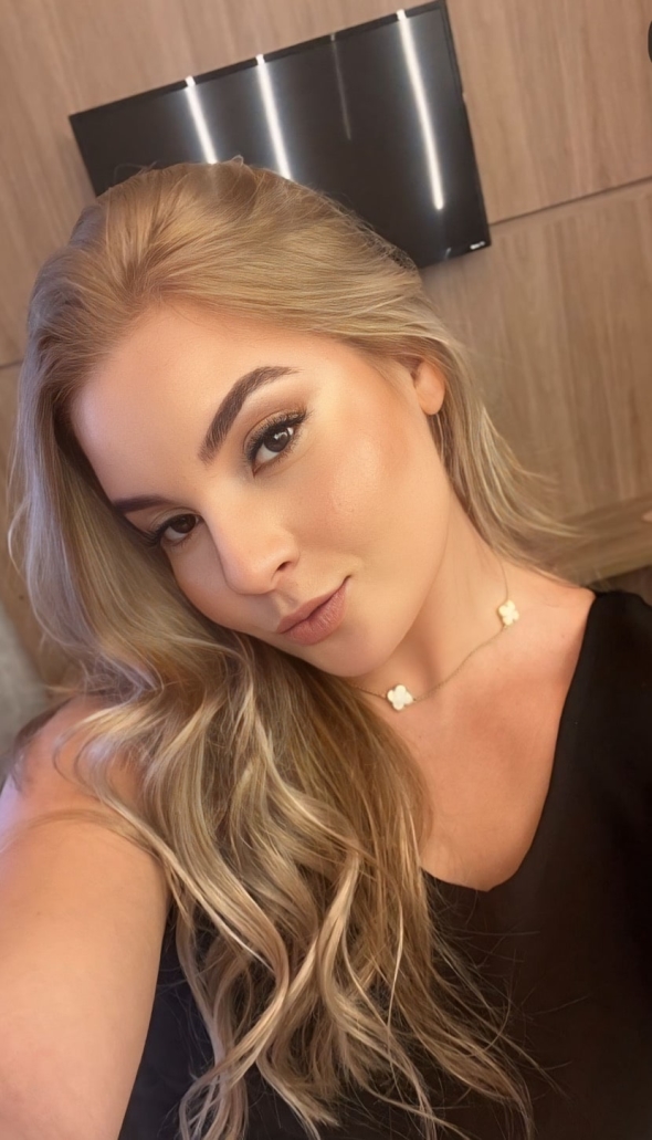 Come talk to me and discover whats behind this smile 