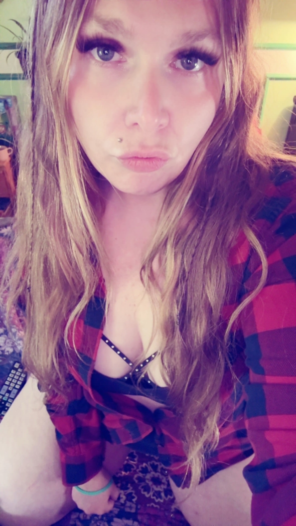 Just so bored needy and wet tonight wish I had a face to sit on 