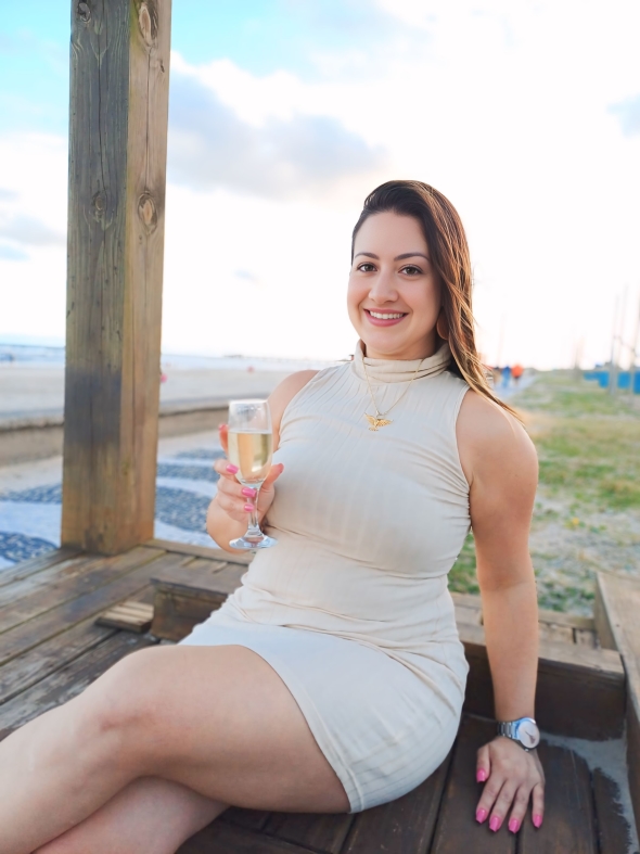 I offer you a drink in front of the sea to relax