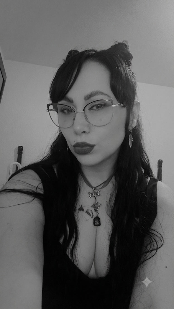 I like this pic because I look sweet and sexy 