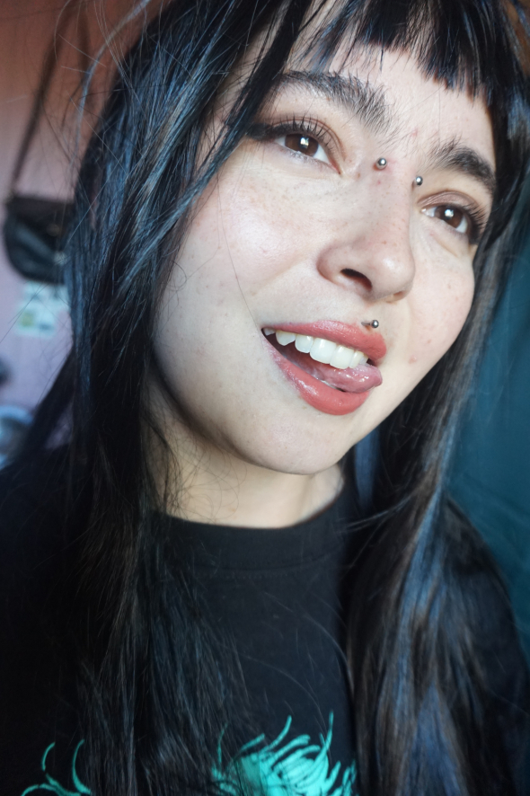A close up of my pretty face, with clothes ;) i dont have much of those!
