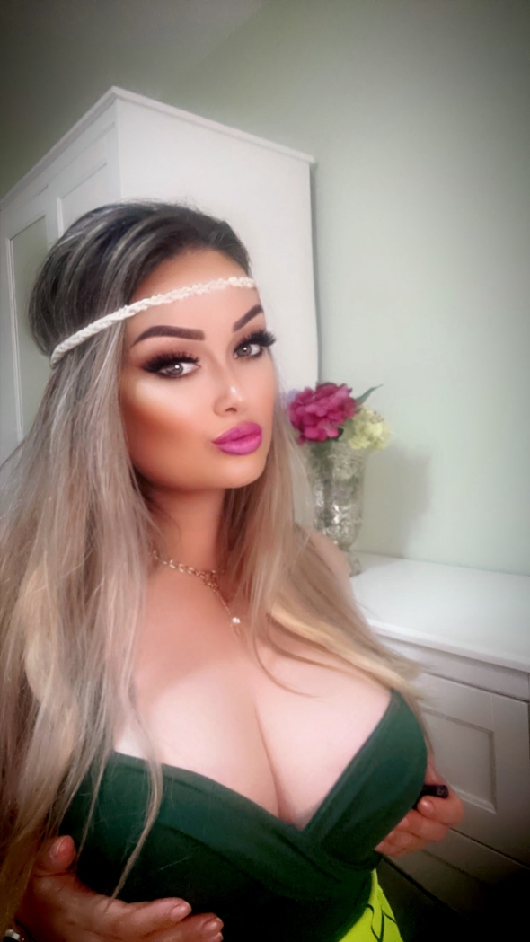 i feel naughty 🫦 Hit me up for sex chat