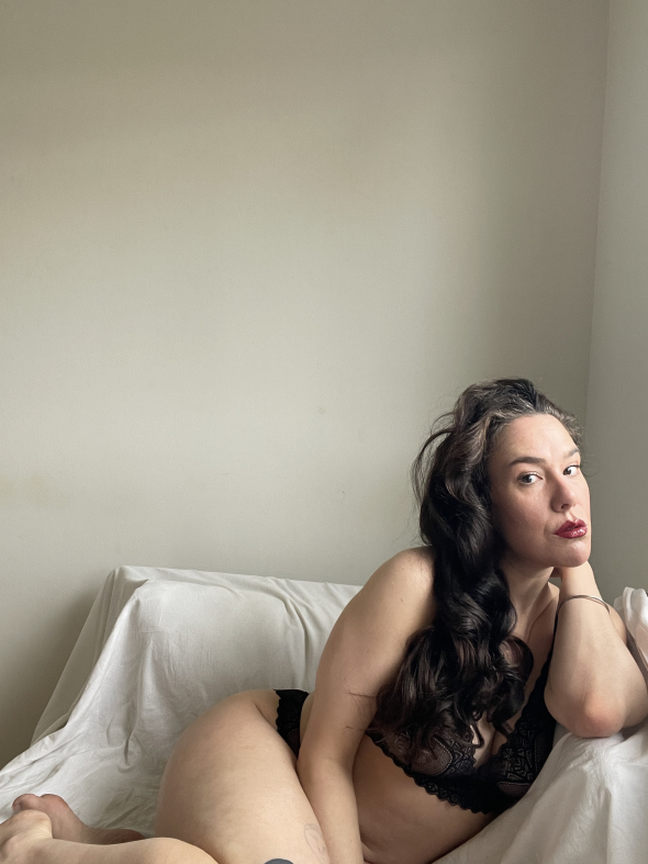 Enjoy me me in black lingerie and pinup hair on the sofa...