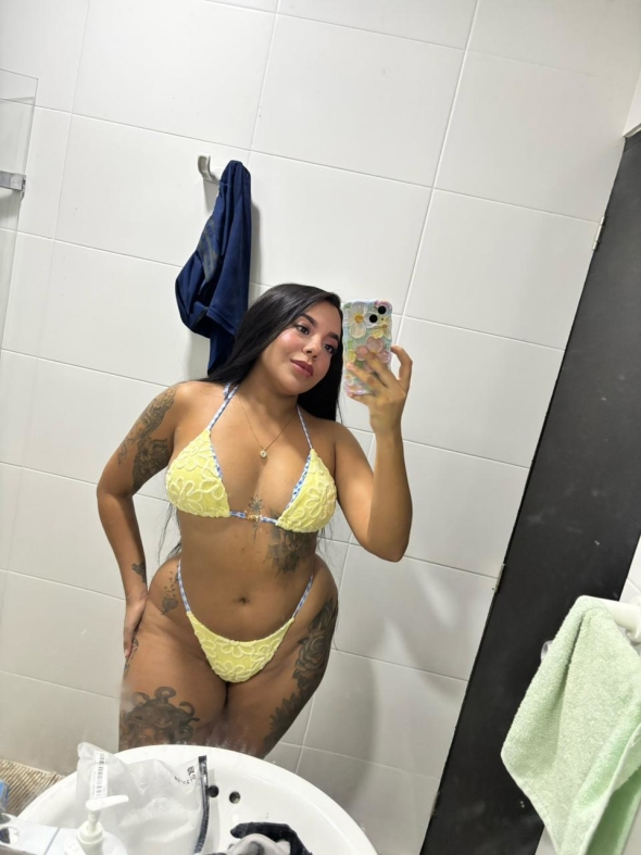 a casual photo showing my sexy figure to tease you