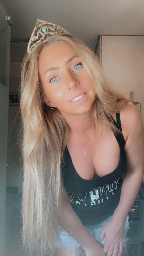 Come wish me a happy birthday and give me lots of dirty messages and love of course xoxo