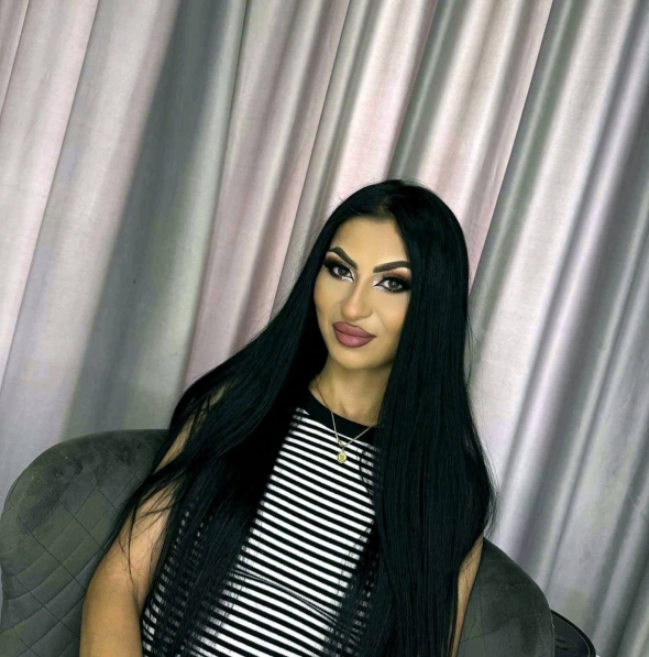 Elegance is not about asking for attention but about leaving a lasting impression  I appreciate calm energy meaningful conversations and beautiful 