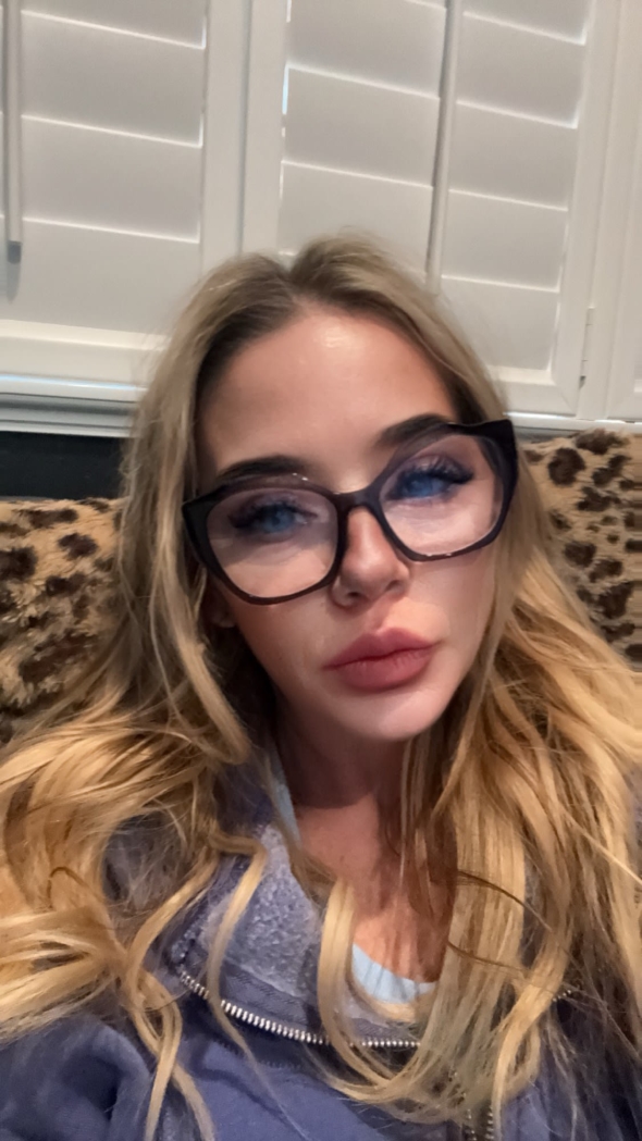 Ready for blue eyed Milf dirty fun. I would love to talk dirty to you 
