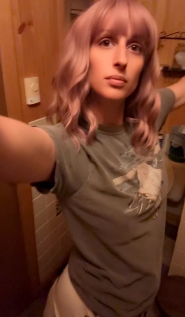 Hey baby, just a lonely housewife looking for some fun. Can't wait to chat with you.
