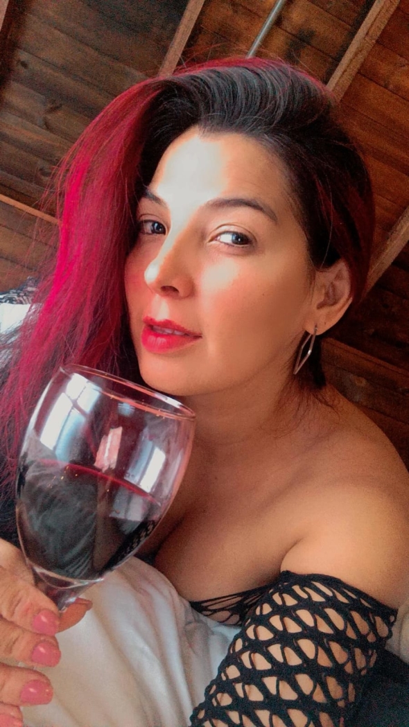 good fan of wines and good hot talks