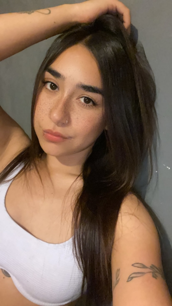 Soy una nena traviesa que quiere complacerte en todos los sentidos 