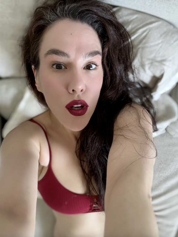 RED LIPS DREAMS SELFIE