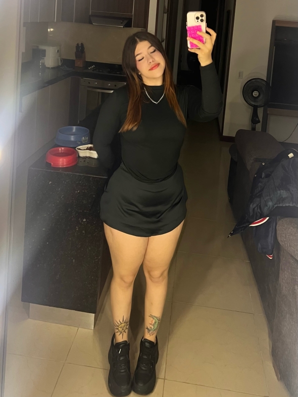 Do u like my legs thick girl wanting to have fun with u woudl u like to join me babe
