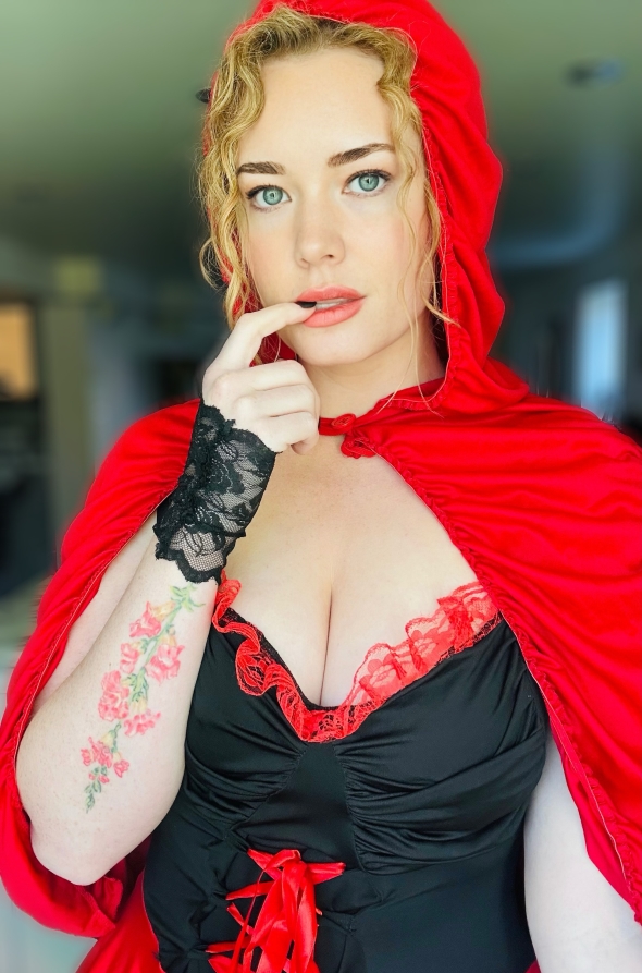 Little Red Riding Hood grew up… now this big bad wolf has huge tits and an even hungrier appetite. 🐺🔥
