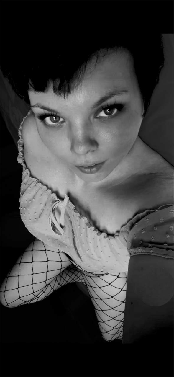  I absolutely love the black and white aesthetic I love modelling 