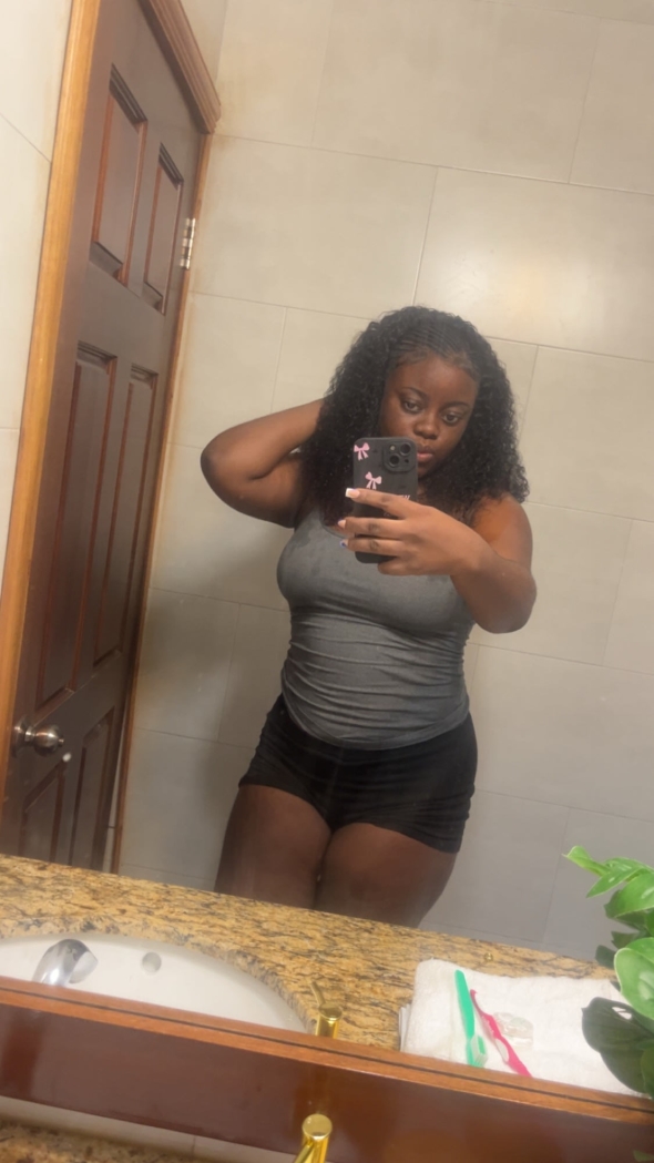 Standing in the mirror just giving you kisses come and have fun with me 