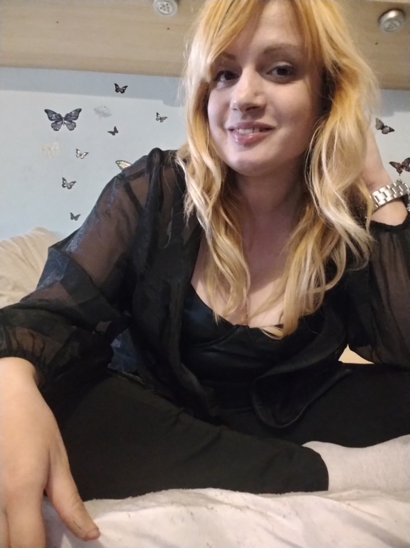 I Love  black outfit its always  hot