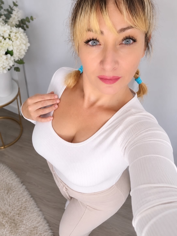 Theres something special about getting lost in a great conversation Im warm playful and always happy to share a smile a laugh or a little mystery