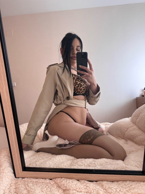 I wanna be your boss dressed like that with lingerie under the coat and to play with you
