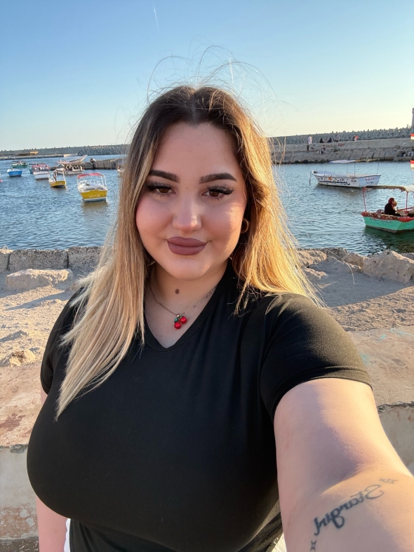 I live to travel around the world and giving positive energy 