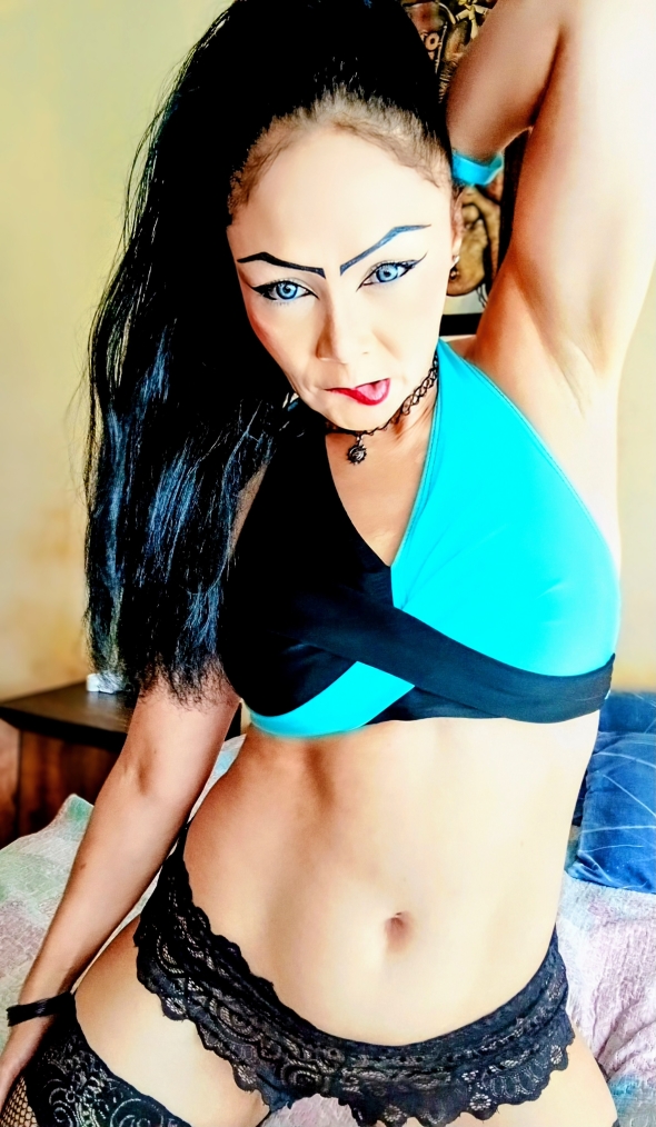 Cum and say Hi to me on cam or just text me I would love to see more of you